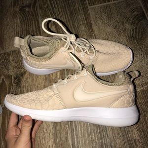 Snakeskin nike tennis shoes